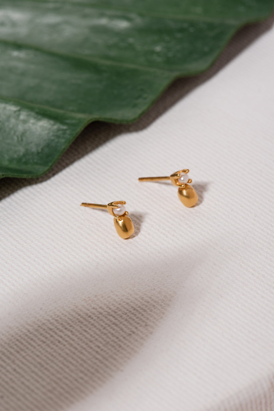 Drop-shaped Stud Earrings with Freshwater Pearl // Gold
