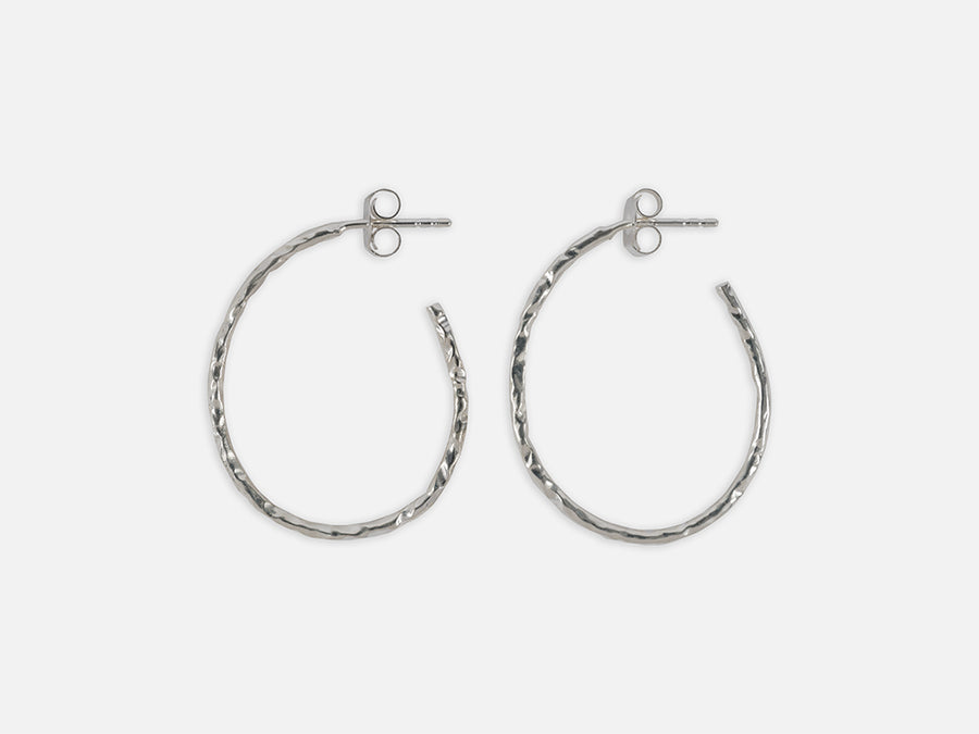 Hammered Hoops Oval // Silver